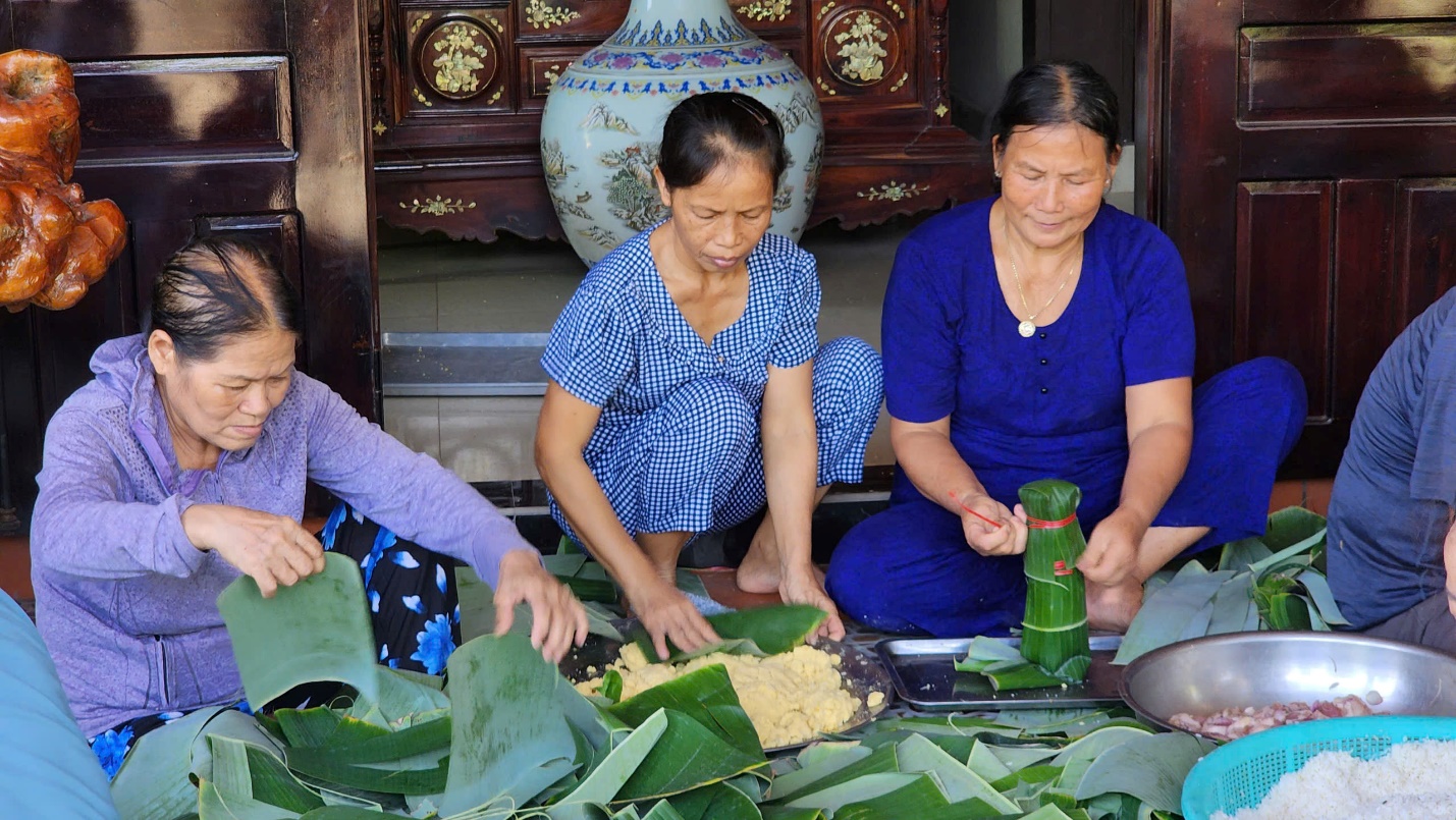 Ngày đêm gói bánh, làm muối sả... gửi đồng bào miền Bắc - 1