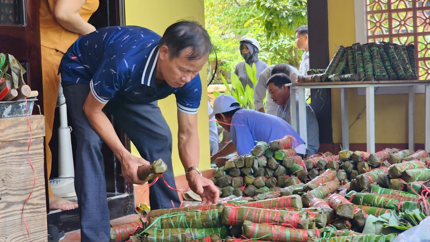 Ngày đêm gói bánh, làm muối sả... gửi đồng bào miền Bắc - 3