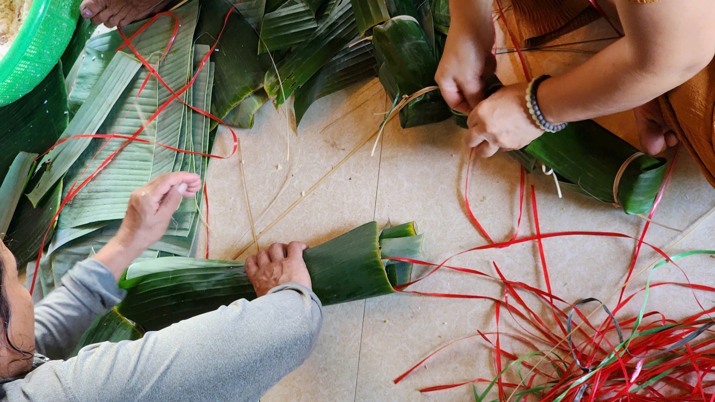 Ngày đêm gói bánh, làm muối sả... gửi đồng bào miền Bắc - 2