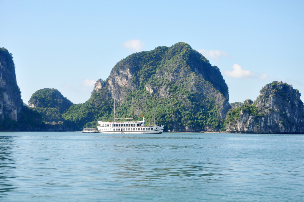 Hôm nay, Vịnh Hạ Long đón khánh du lịch trở lại - 1