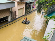 Phương tiện di chuyển kỳ lạ ở làng du lịch gốm Bát Tràng nổi tiếng