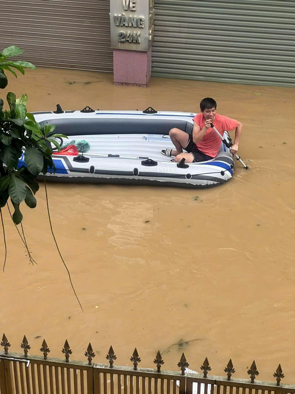 Phương tiện di chuyển kỳ lạ ở làng du lịch gốm Bát Tràng nổi tiếng - 11