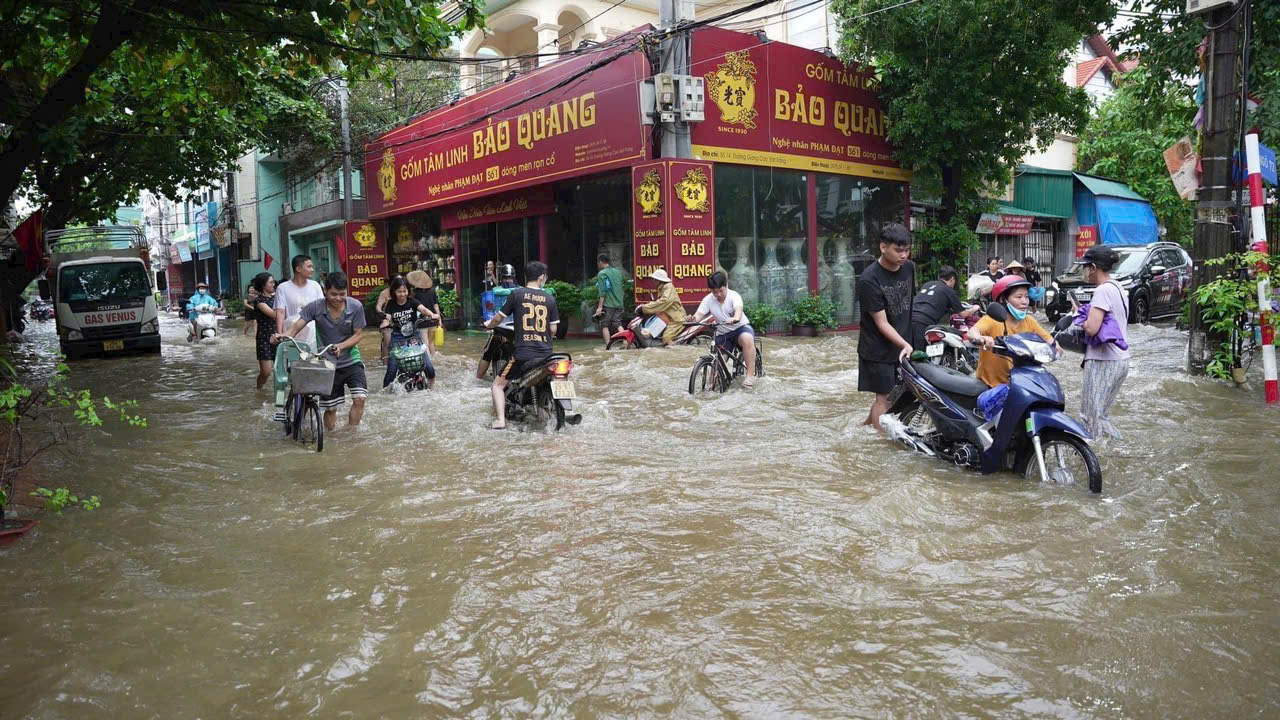 Phương tiện di chuyển kỳ lạ ở làng du lịch gốm Bát Tràng nổi tiếng - 2