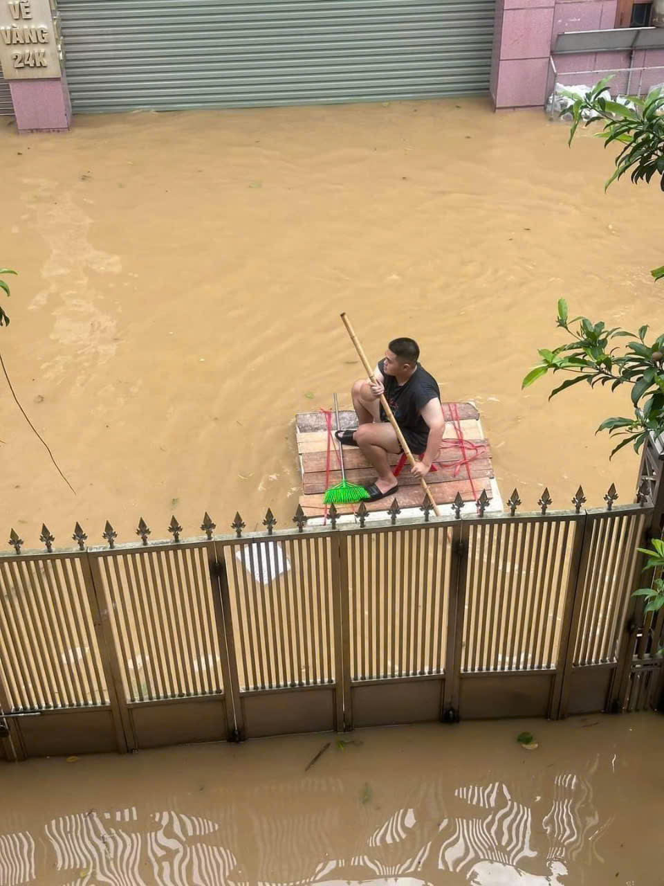 Phương tiện di chuyển kỳ lạ ở làng du lịch gốm Bát Tràng nổi tiếng - 12