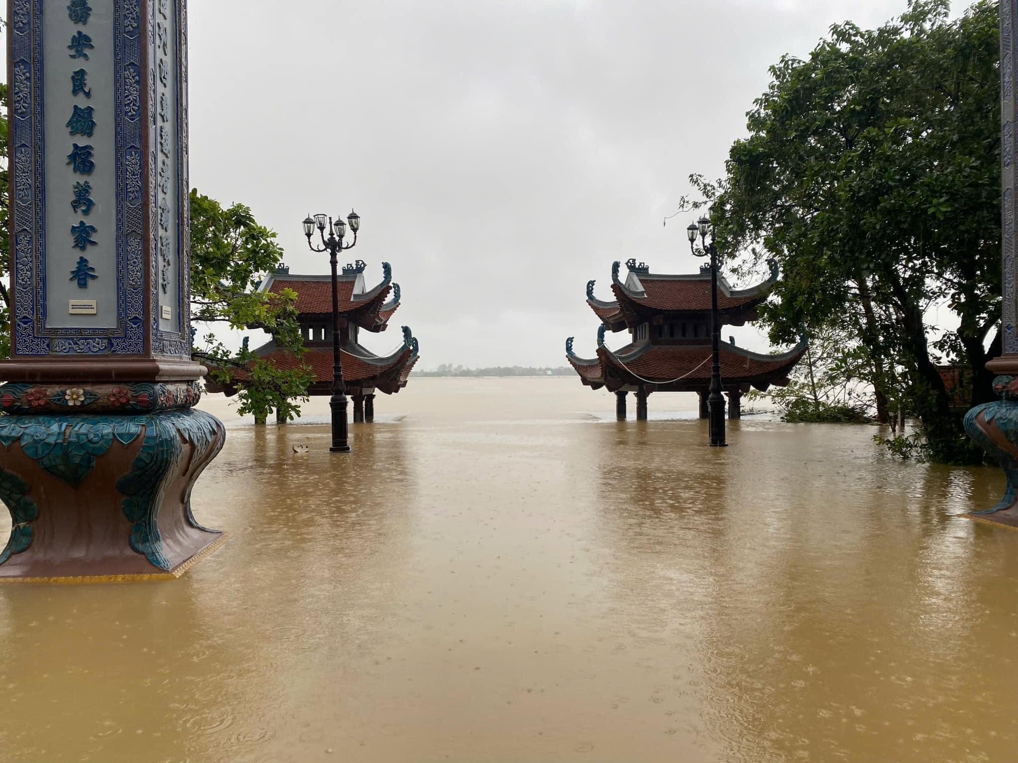 Phương tiện di chuyển kỳ lạ ở làng du lịch gốm Bát Tràng nổi tiếng - 1