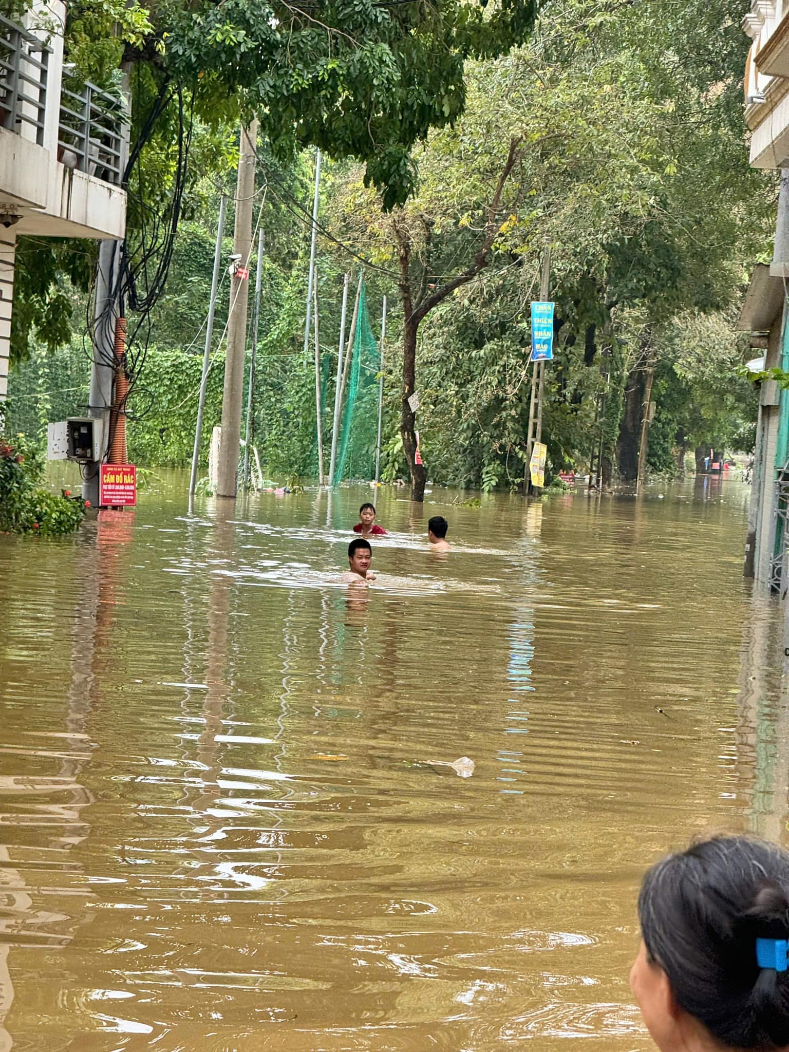 Phương tiện di chuyển kỳ lạ ở làng du lịch gốm Bát Tràng nổi tiếng - 4