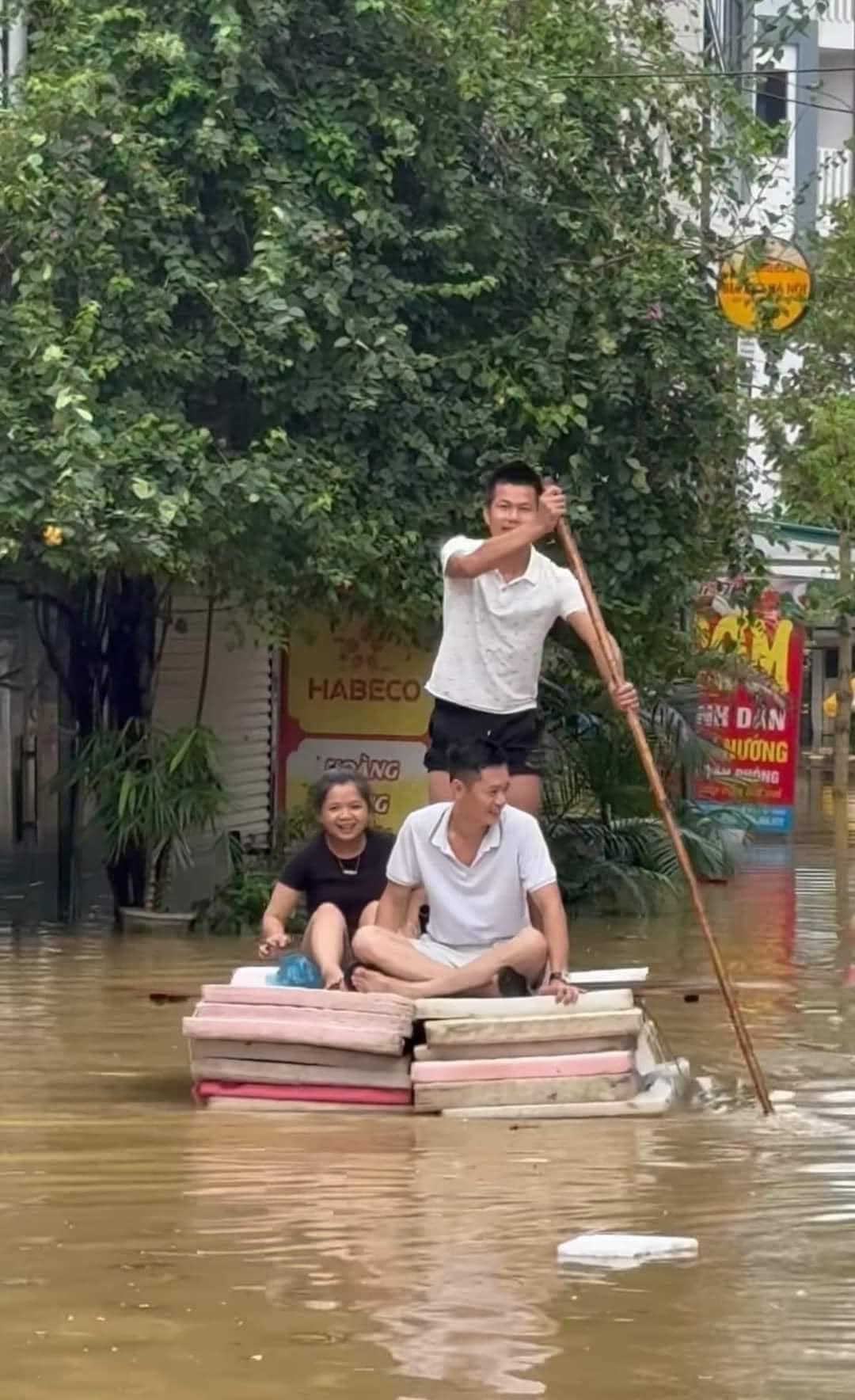 Phương tiện di chuyển kỳ lạ ở làng du lịch gốm Bát Tràng nổi tiếng - 10