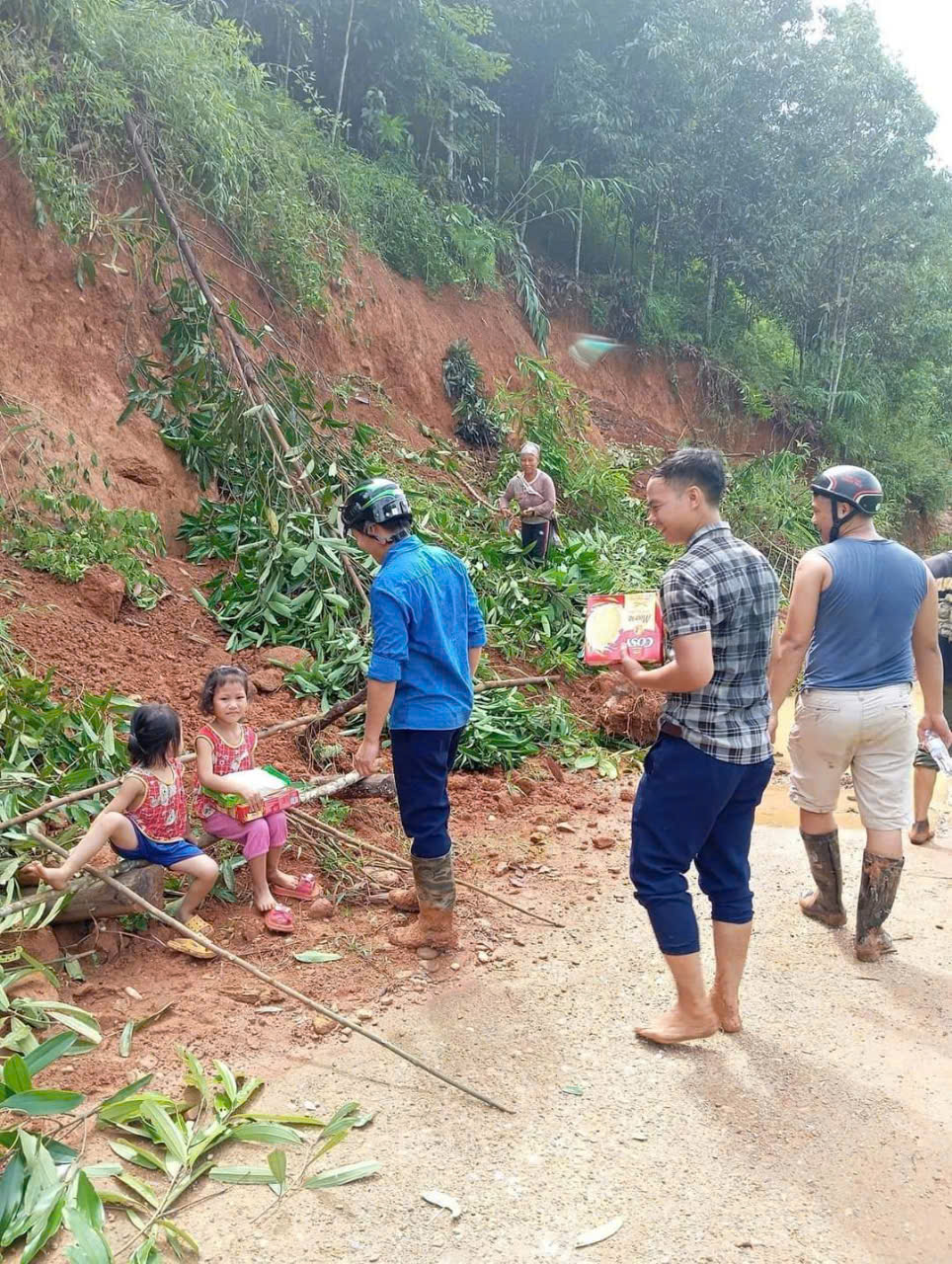 Những lưu ý khi cứu trợ vùng ngập lụt, sạt lở - 9