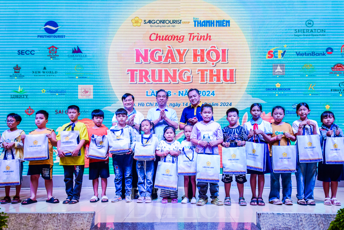 Phó bí thư Thành ủy Nguyễn Phước Lộc vui Tết Trung thu cùng trẻ em - 3