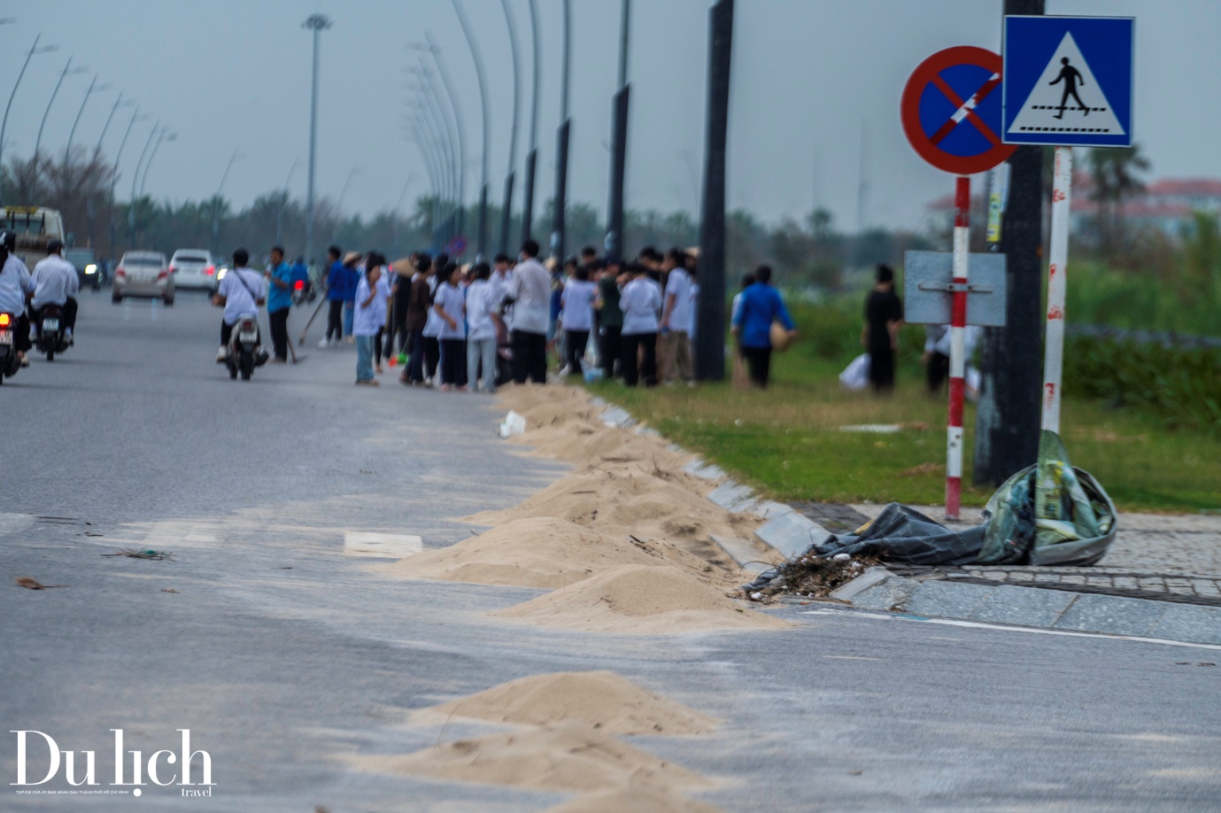 hon 10.000 nguoi don sach bien ha long don du khach - 13