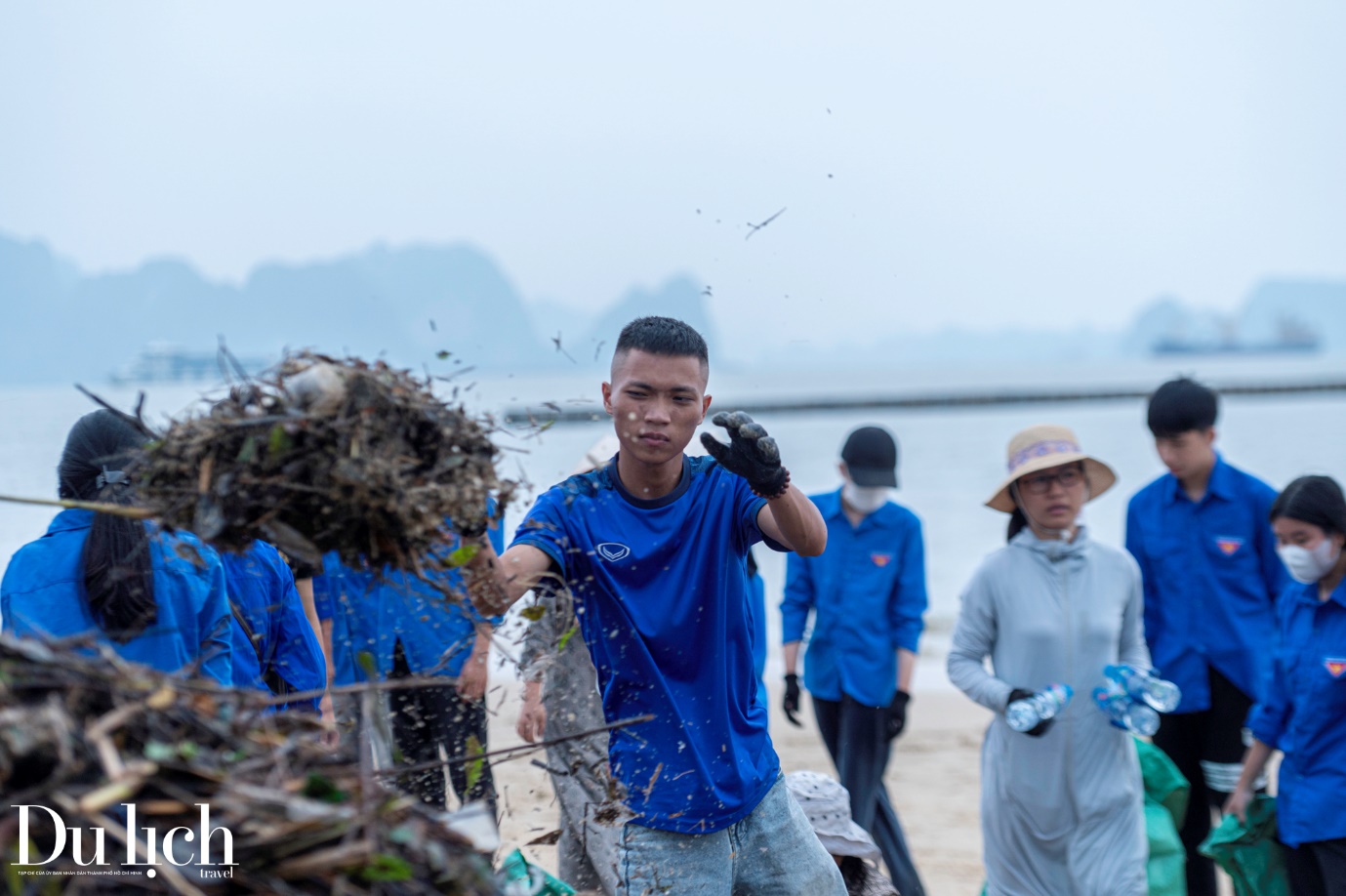 hon 10.000 nguoi don sach bien ha long don du khach - 2