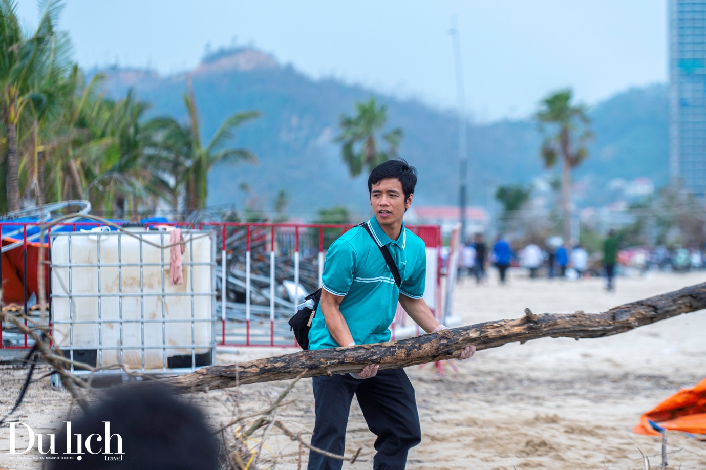 hon 10.000 nguoi don sach bien ha long don du khach - 6