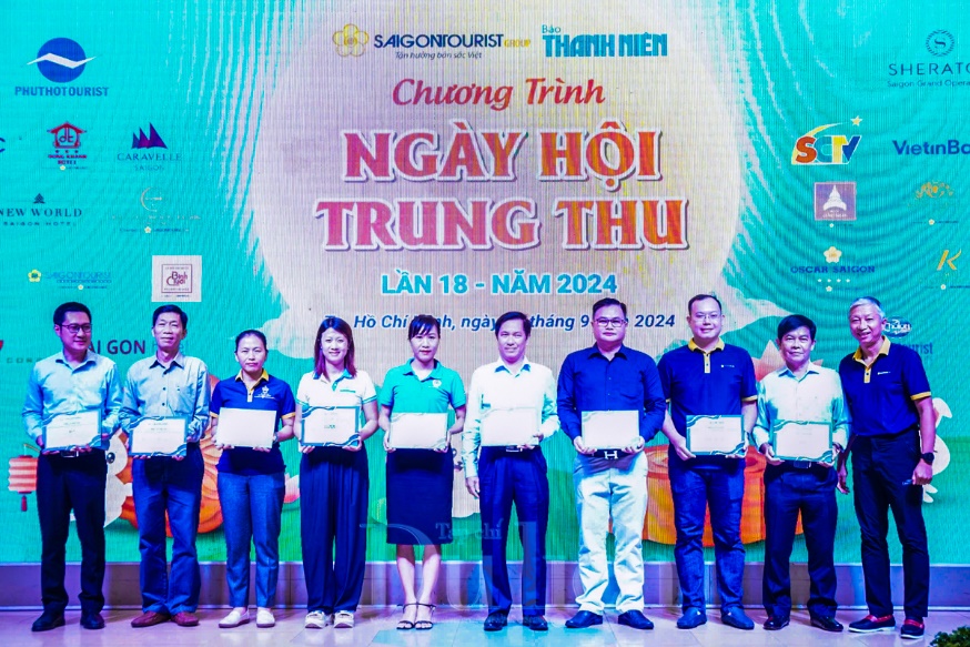 Phó bí thư Thành ủy Nguyễn Phước Lộc vui Tết Trung thu cùng trẻ em - 4