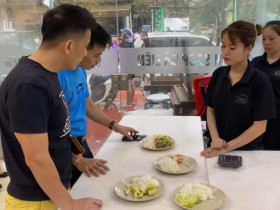  - Quán cơm gây bão MXH vì bị tố “đuổi khách” vào ngày mưa bão