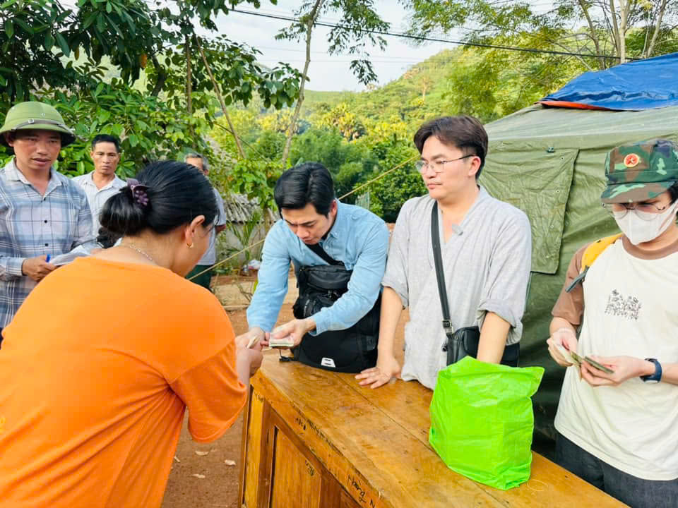 NSƯT Đại Nghĩa bán vàng, kim cương làm từ thiện, chia sẻ đau lòng khi đến Làng Nủ - 3