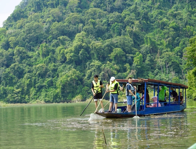 Người dân dọn rác sau bão Yagi, trả lại vẻ đẹp cho 'nàng thơ' Ba Bể