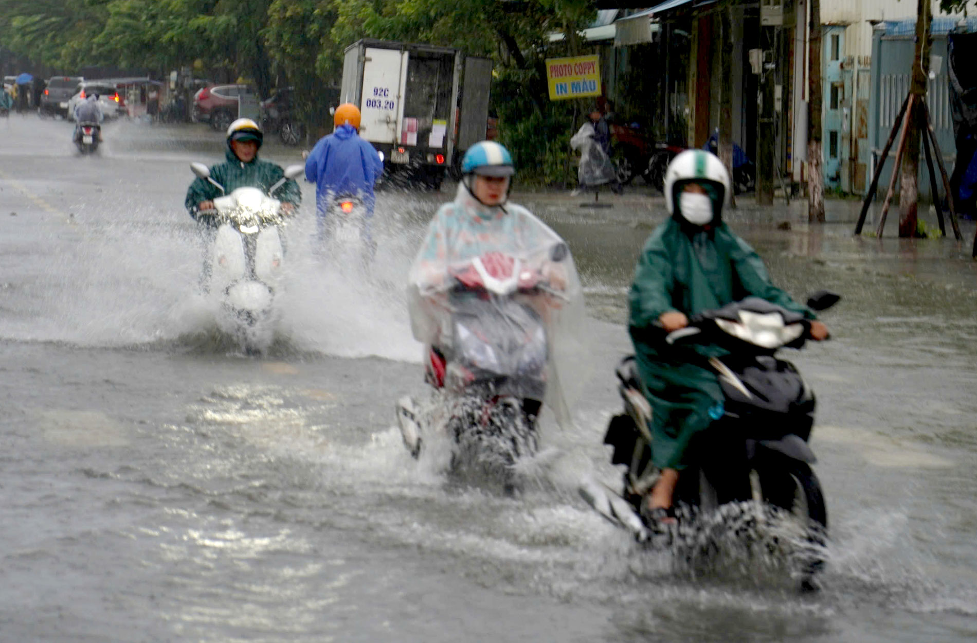 Nhiều tỉnh miền Trung cho học sinh nghỉ học tránh bão số 4 - 1