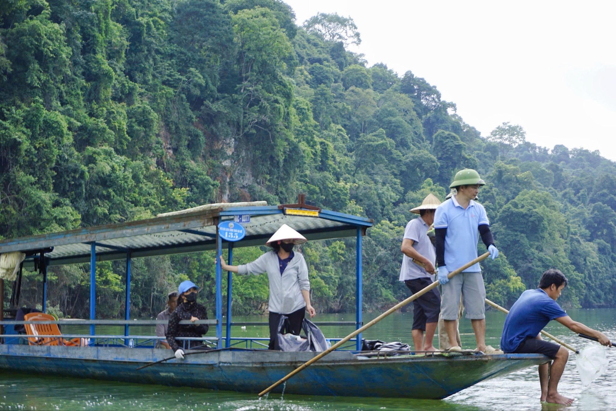 Người dân dọn rác sau bão Yagi, trả lại vẻ đẹp cho 'nàng thơ' Ba Bể - 5