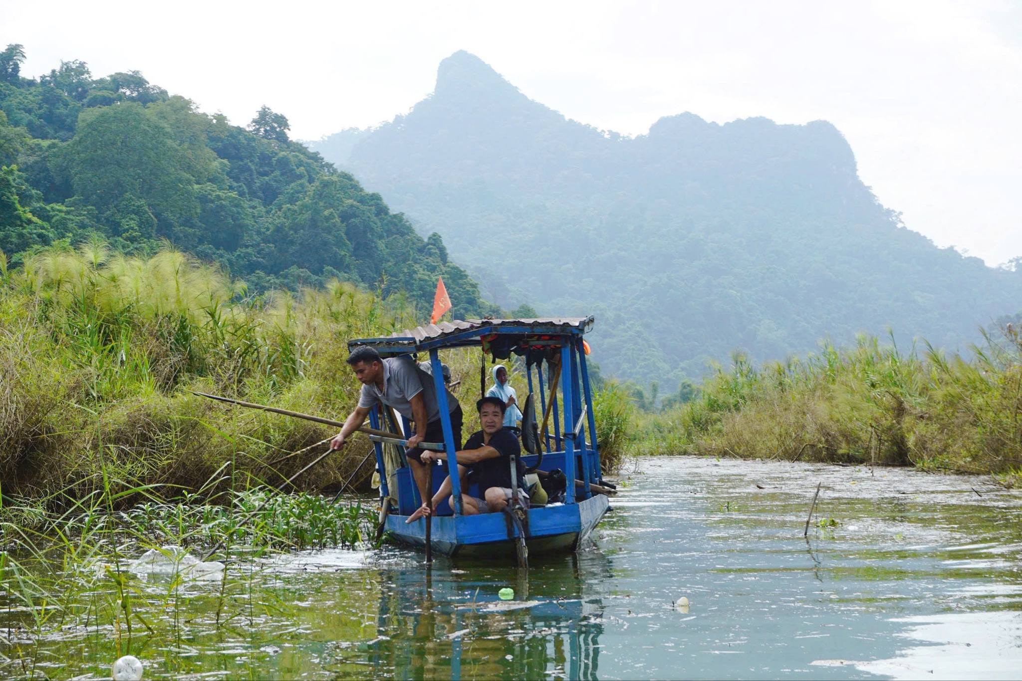 Người dân dọn rác sau bão Yagi, trả lại vẻ đẹp cho 'nàng thơ' Ba Bể - 4