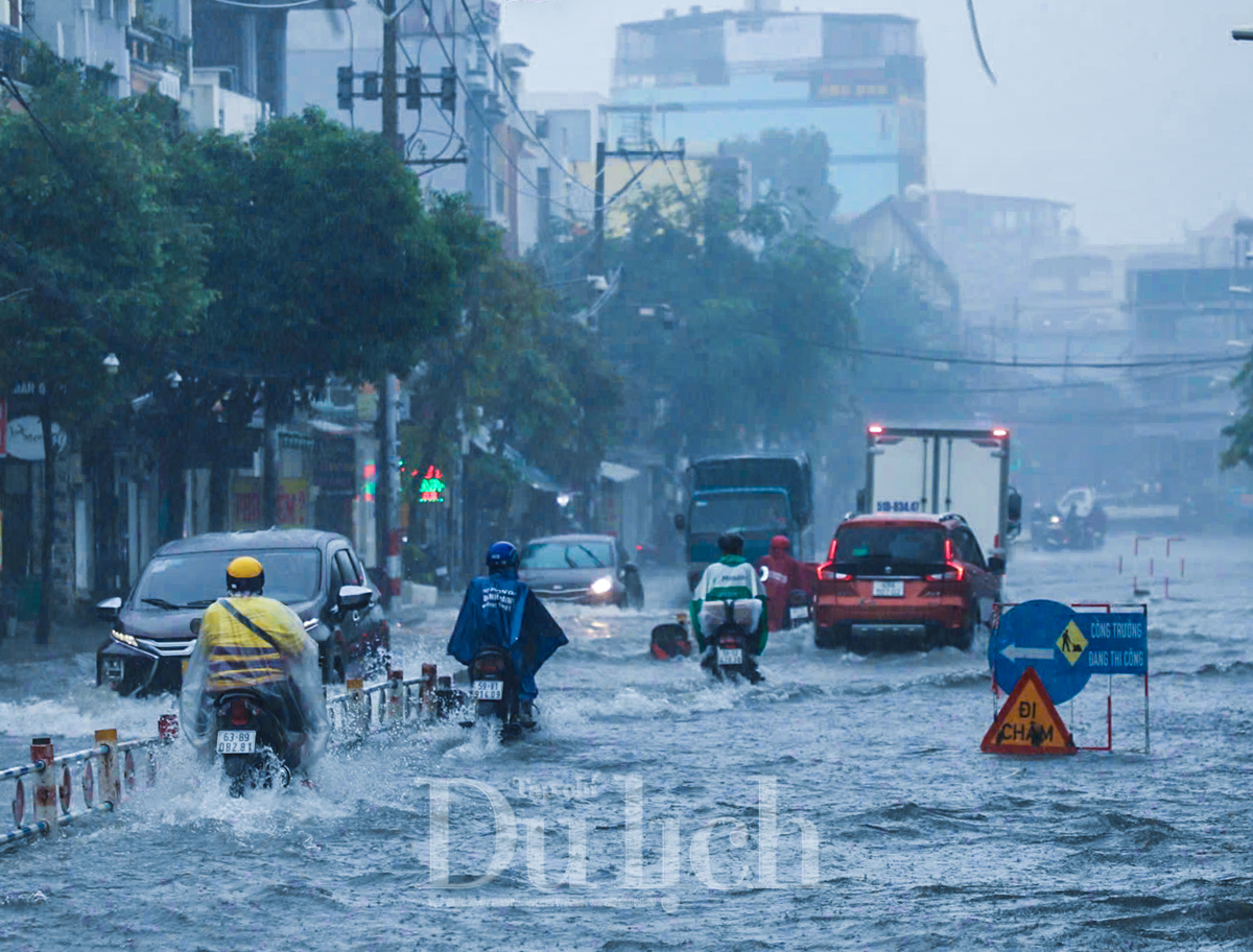 Mưa giông gió lốc khiến cây xanh bật gốc và ngập nặng nhiều tuyến đường - 15