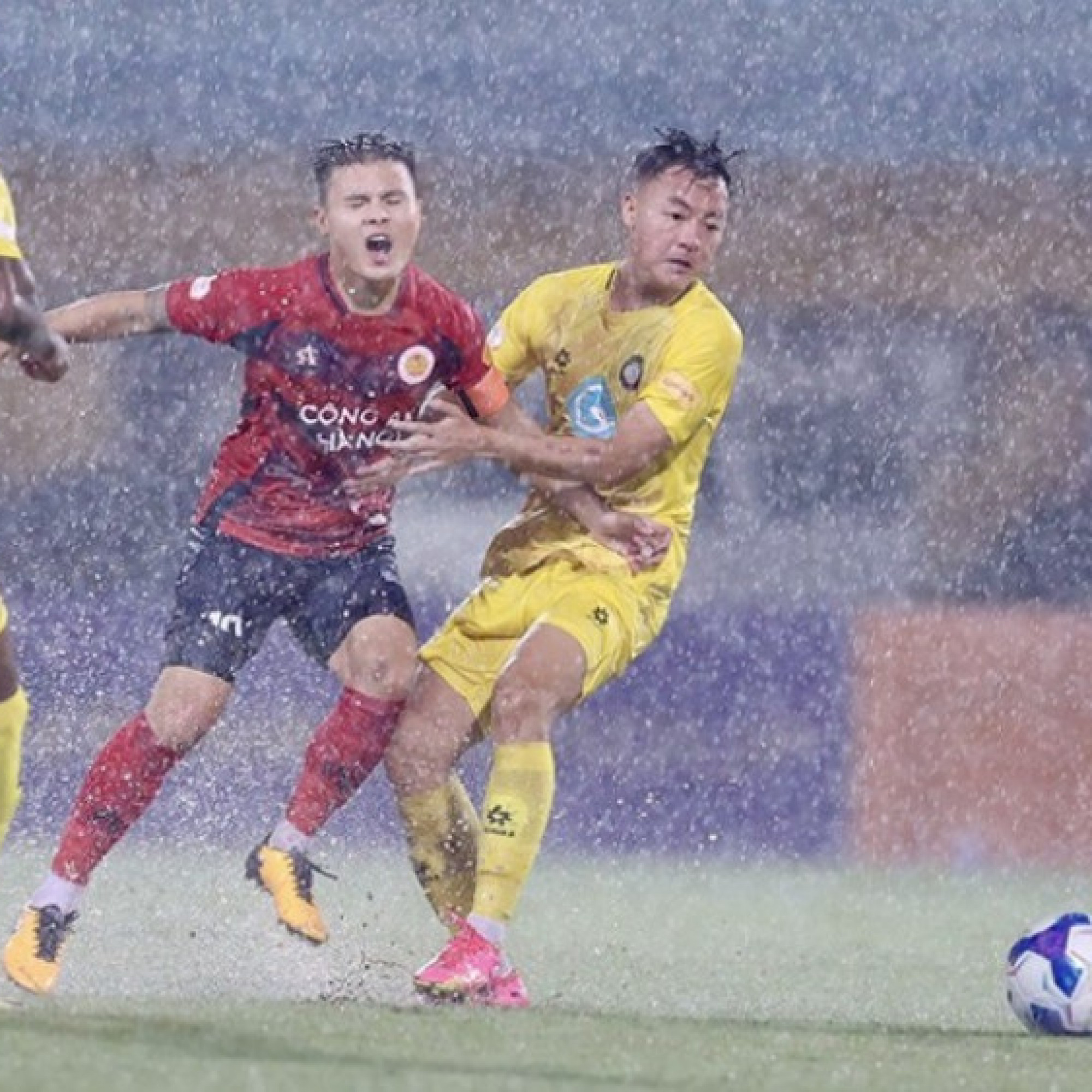  - Video bóng đá Công an Hà Nội - Thanh Hóa: Thoát hiểm nhờ VAR (V-League)