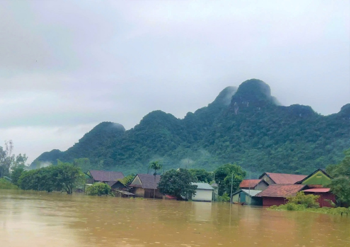 'Làng du lịch tốt nhất thế giới' ở Quảng Bình chìm trong biển nước - 1