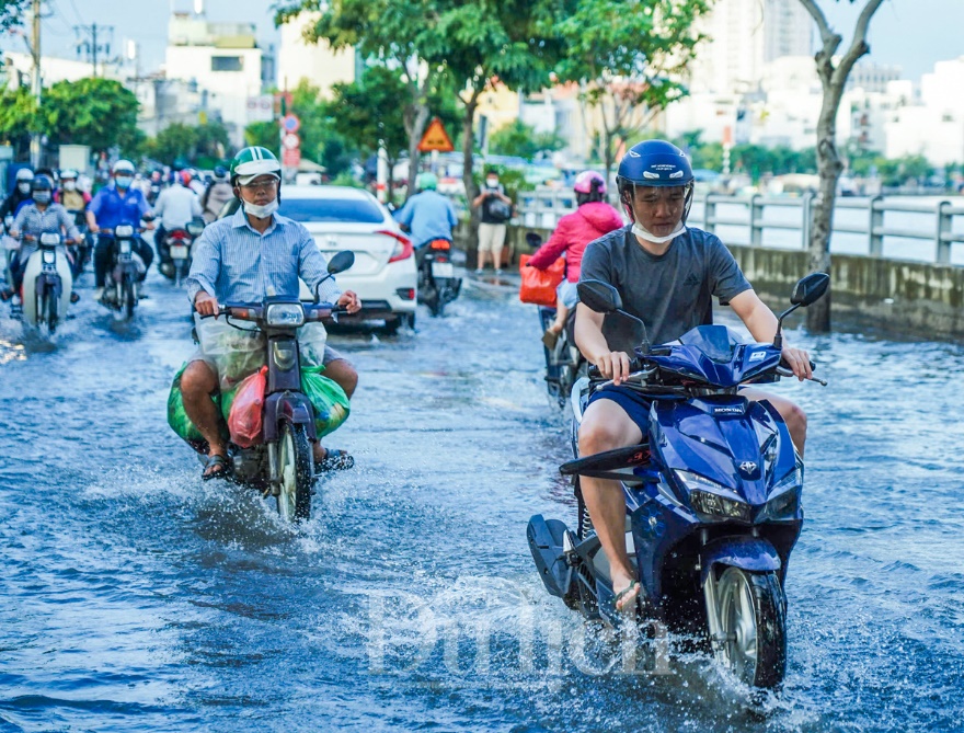 Mưa giông gió lốc khiến cây xanh bật gốc và ngập nặng nhiều tuyến đường - 8