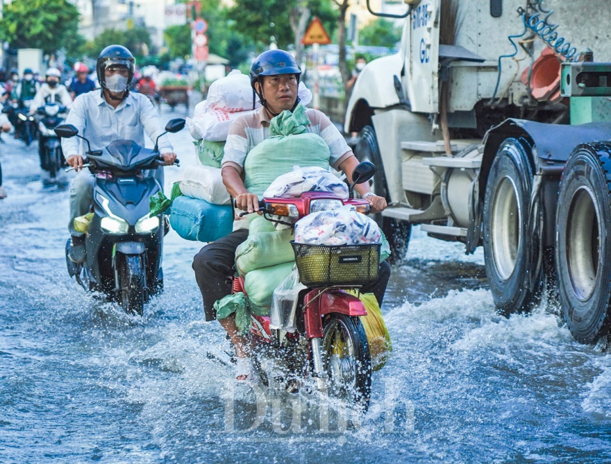 Mưa giông gió lốc khiến cây xanh bật gốc và ngập nặng nhiều tuyến đường - 9