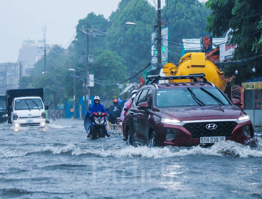 Mưa giông gió lốc khiến cây xanh bật gốc và ngập nặng nhiều tuyến đường - 12