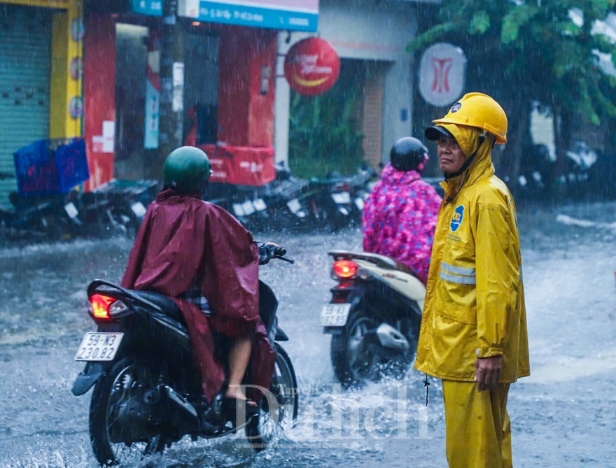 Mưa giông gió lốc khiến cây xanh bật gốc và ngập nặng nhiều tuyến đường - 14