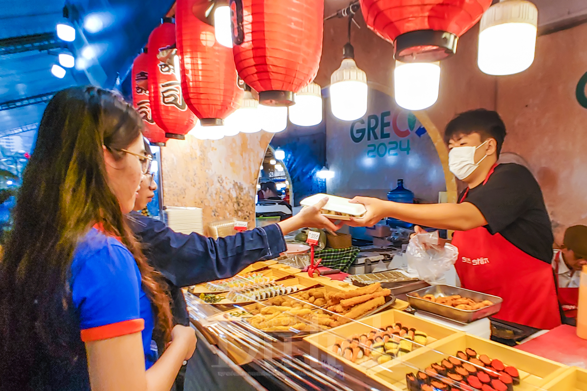 Ngào ngạt hàng trăm món ngon hấp dẫn khách chen chân - 13