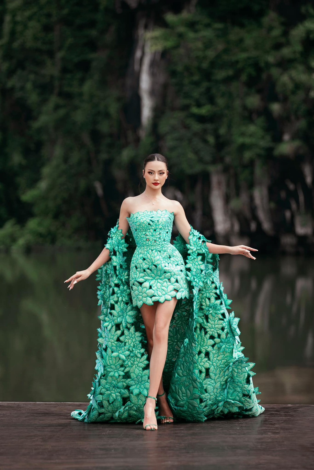 Miss Cosmo 2024: H'Hen Niê, Ngọc Châu, Xuân Hạnh diễn thời trang giữa lòng di sản thế giới Tràng An - 4