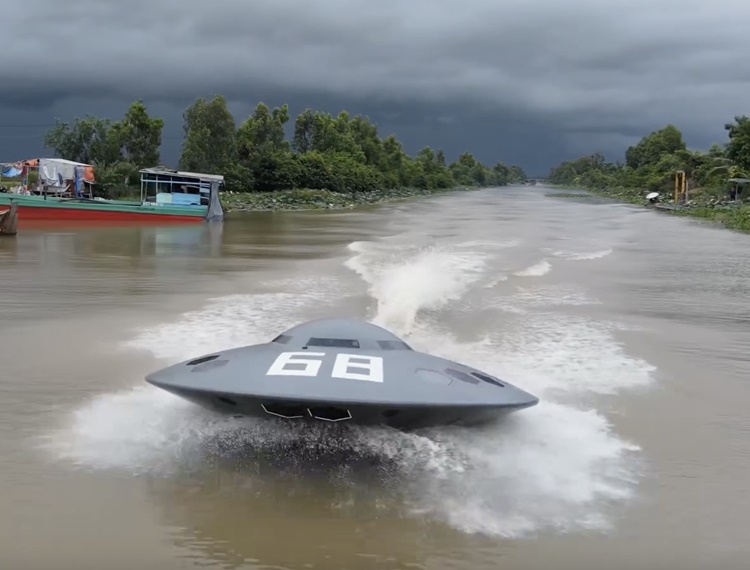 Chàng cơ khí 8X và hành trình tạo thành “đĩa bay“ có một không hai trên mặt nước