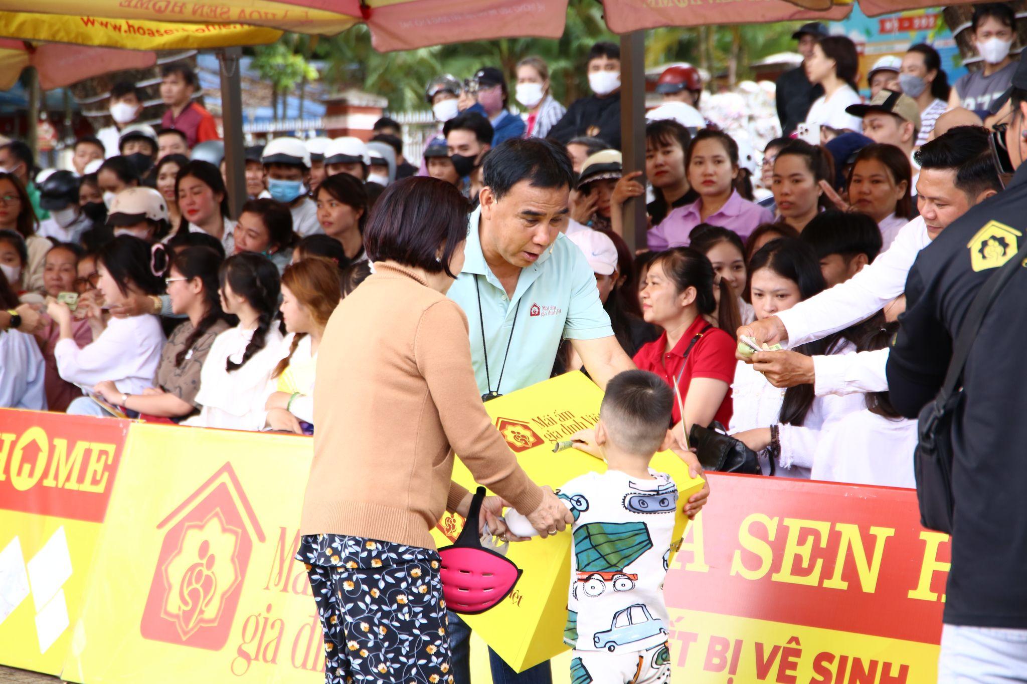 MC Quyền Linh, nhạc sĩ Vương Anh Tú và hoa hậu Đoàn Thiên Ân đội mưa ghi hình chương trình "Mái ấm gia đình Việt" tại Đắk Lắk - 2