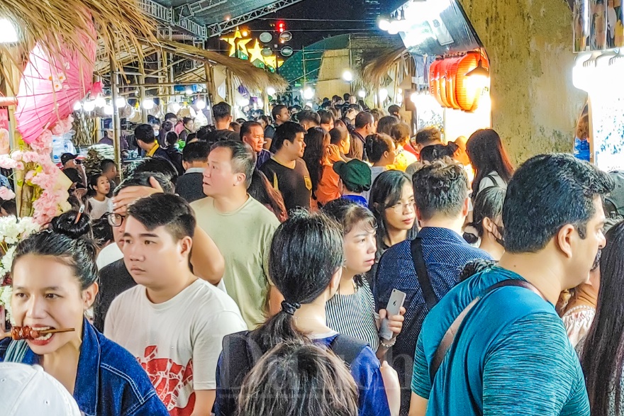 Ngào ngạt hàng trăm món ngon hấp dẫn khách chen chân - 4