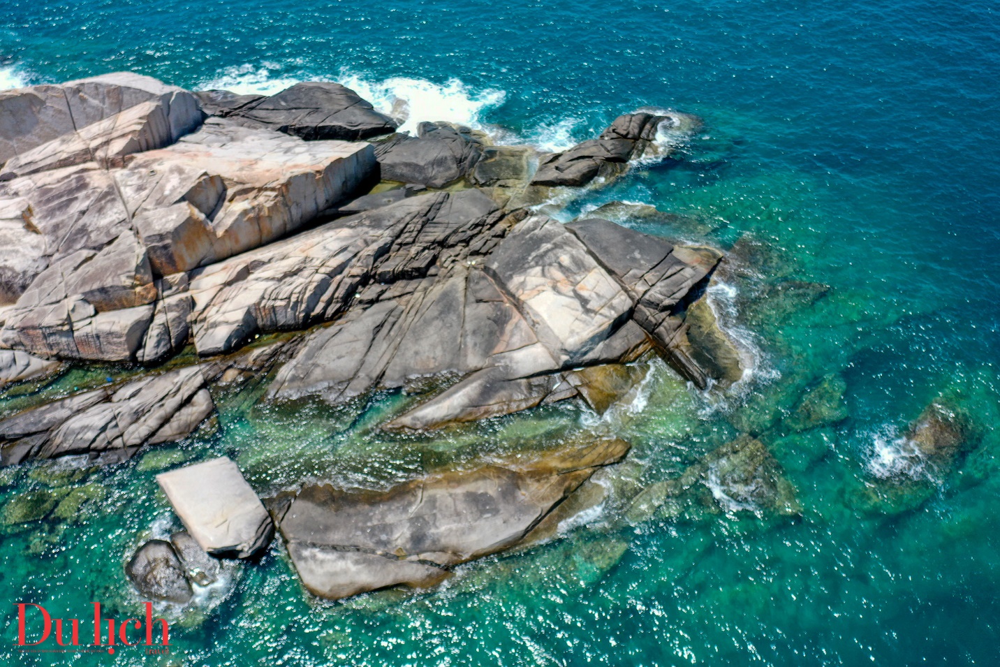 hon dao khung long doc dao o vung bien giap ranh phu yen- khanh hoa - 4