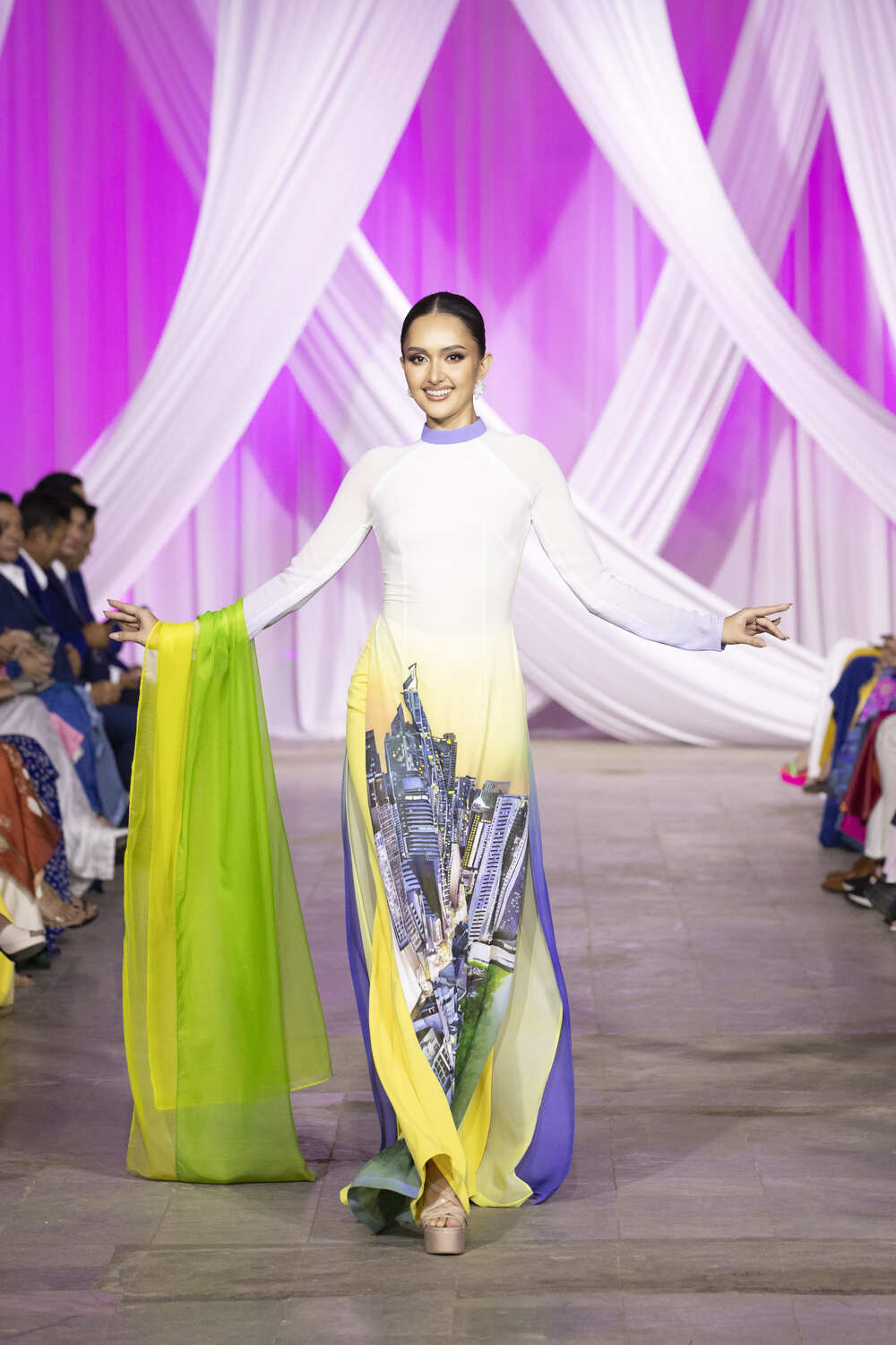 Thí sinh Miss Cosmo 2024 trình diễn cổ phục Việt, áo dài Việt - 5