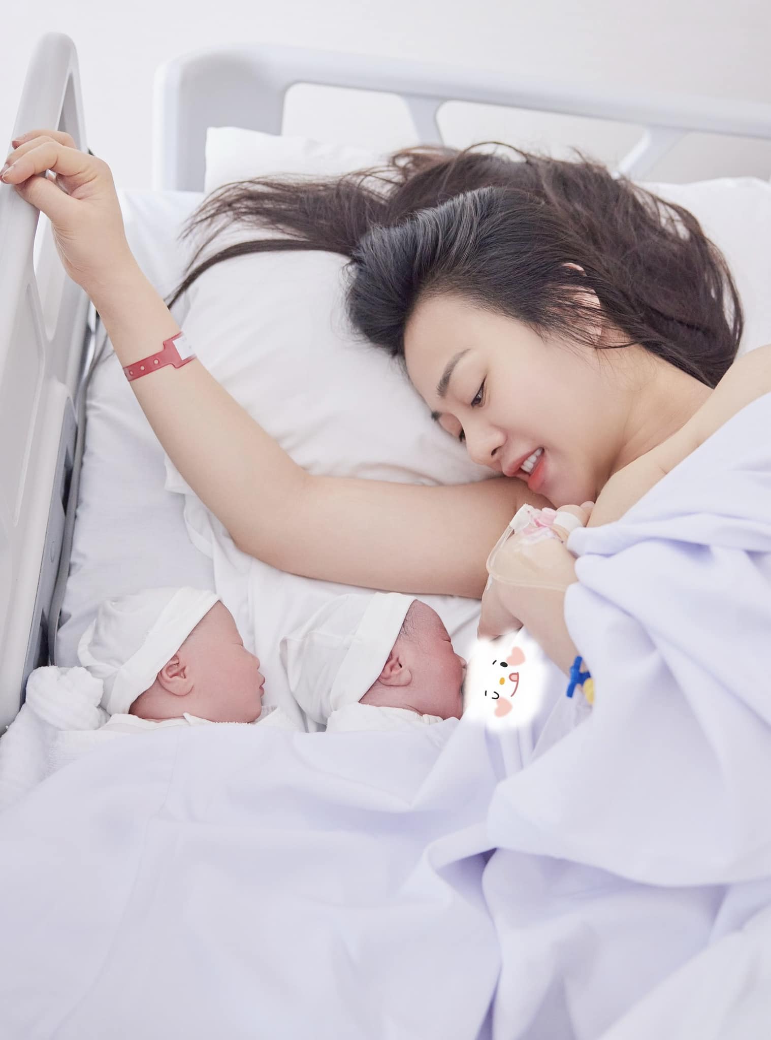 Diễn viên Phương Oanh khóc nức nở, lần đầu chia sẻ quá trình vượt cạn nguy hiểm sinh 2 con - 1