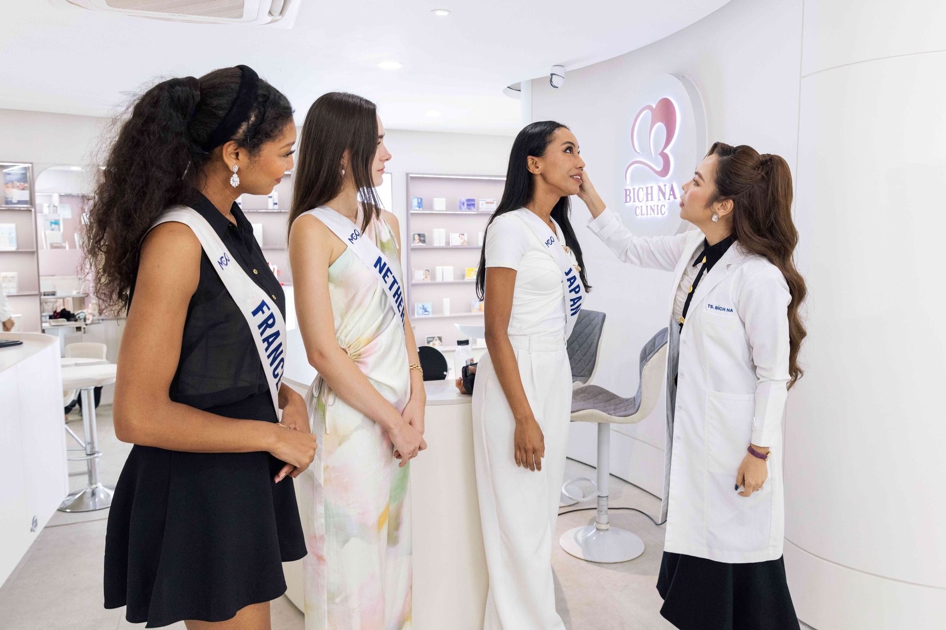 Bác sĩ Bích Na - Healthcare Director Miss Cosmo 2024 giao lưu cùng các thí sinh, vui vẻ chia sẻ tips làm đẹp - 1