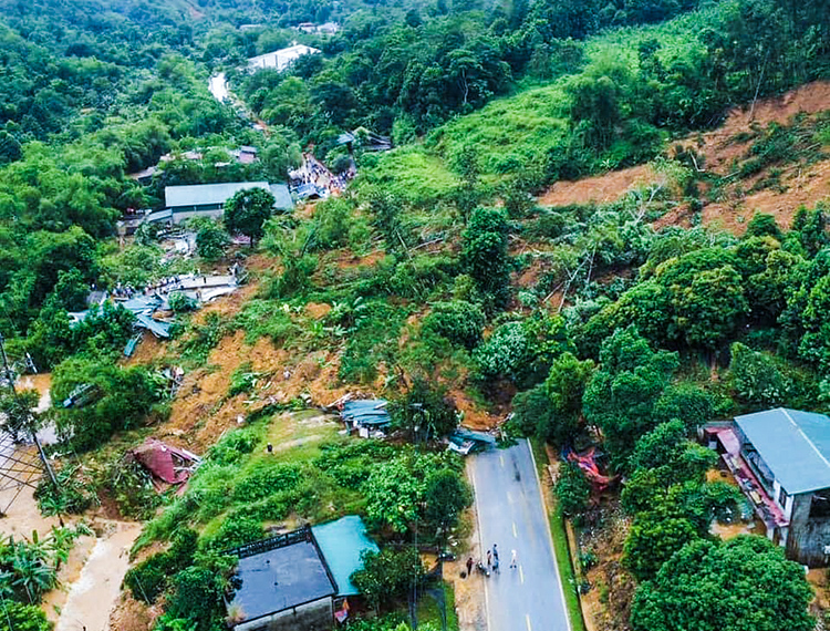 Quả đồi ở Hà Giang sạt lở gây tai nạn, thương vong, giao thông đình trệ