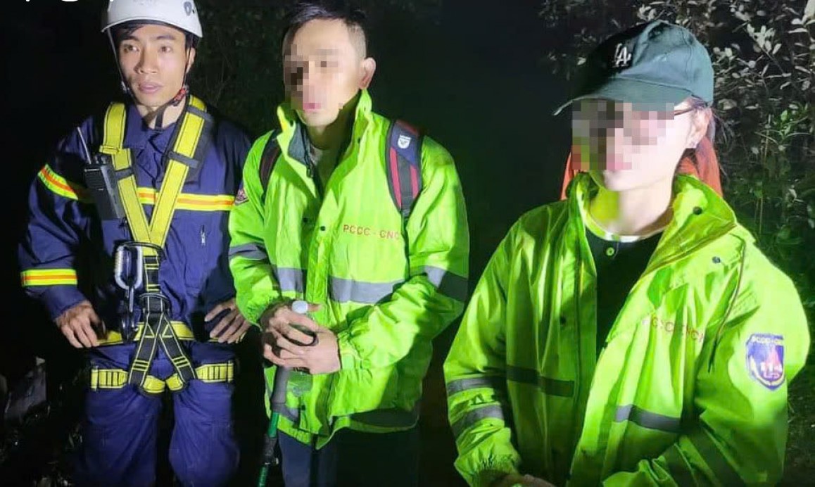 Giải cứu 2 du khách đi lạc trên núi Langbiang - 1