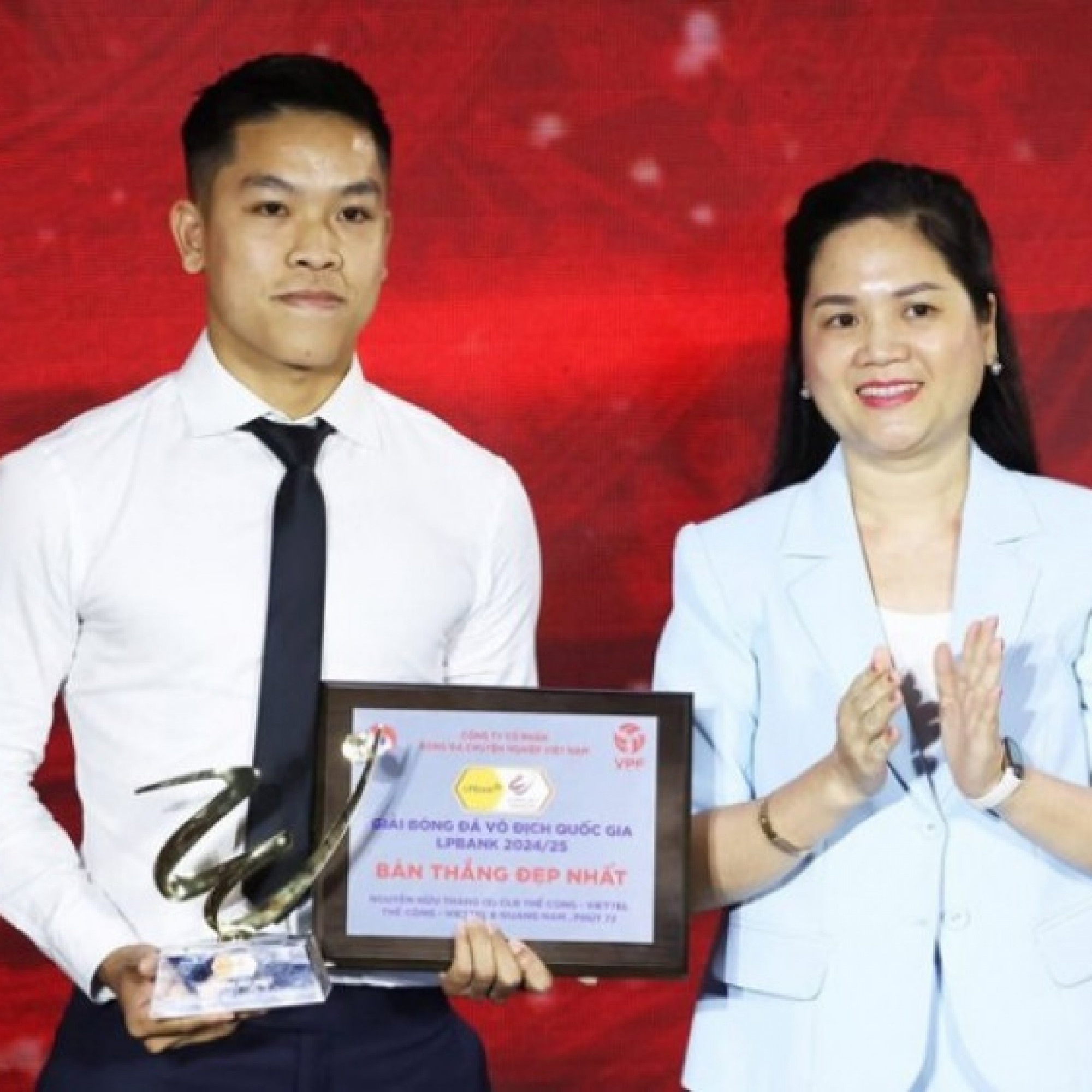  - Sao trẻ Thể Công Viettel ghi bàn giữa sân đẹp nhất V-League