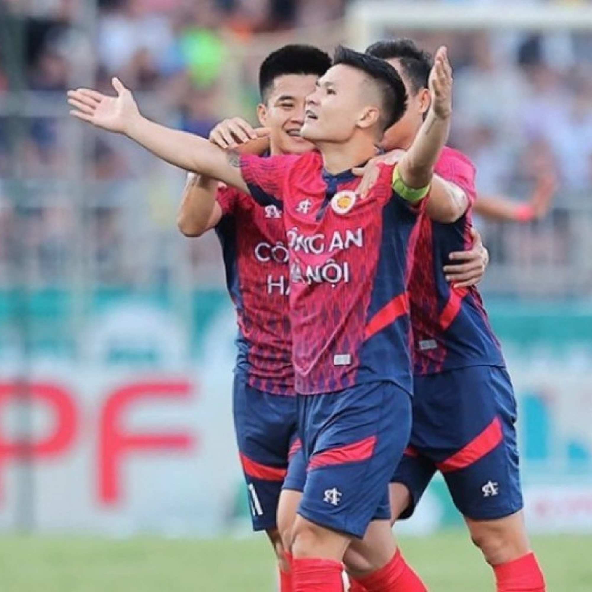  - Quang Hải và Hoàng Đức "trĩu tay nhận giải" ở lễ vinh danh V-League 2024/2025