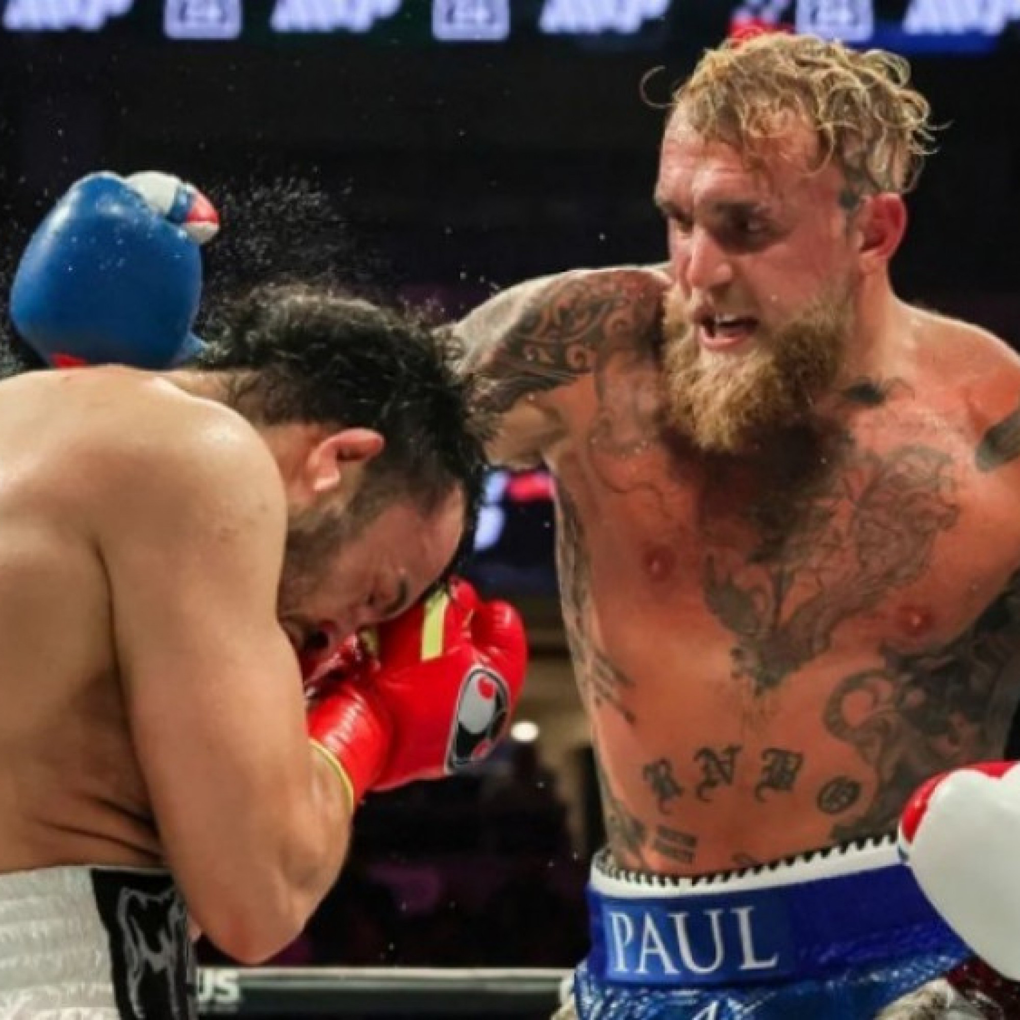  - Jake Paul sau khi thắng Mike Tyson lại áp đảo Julio, có võ sĩ bị điện giật trên sàn đấu