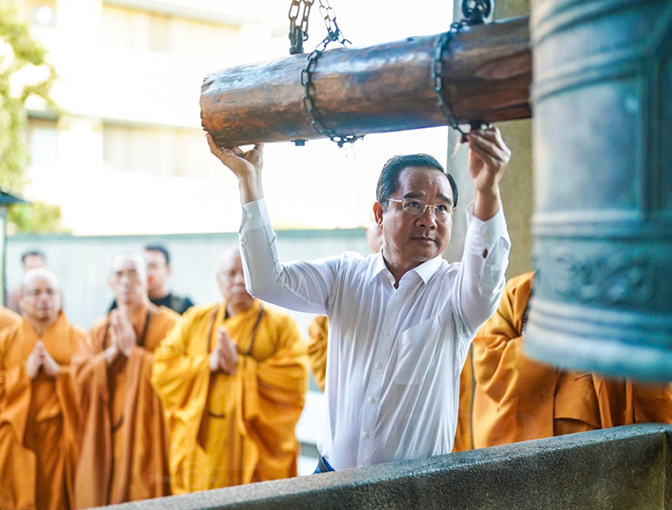 Vang vọng tiếng chuông chùa đánh dấu thời khắc lịch sử 'sắp xếp lại giang sơn'