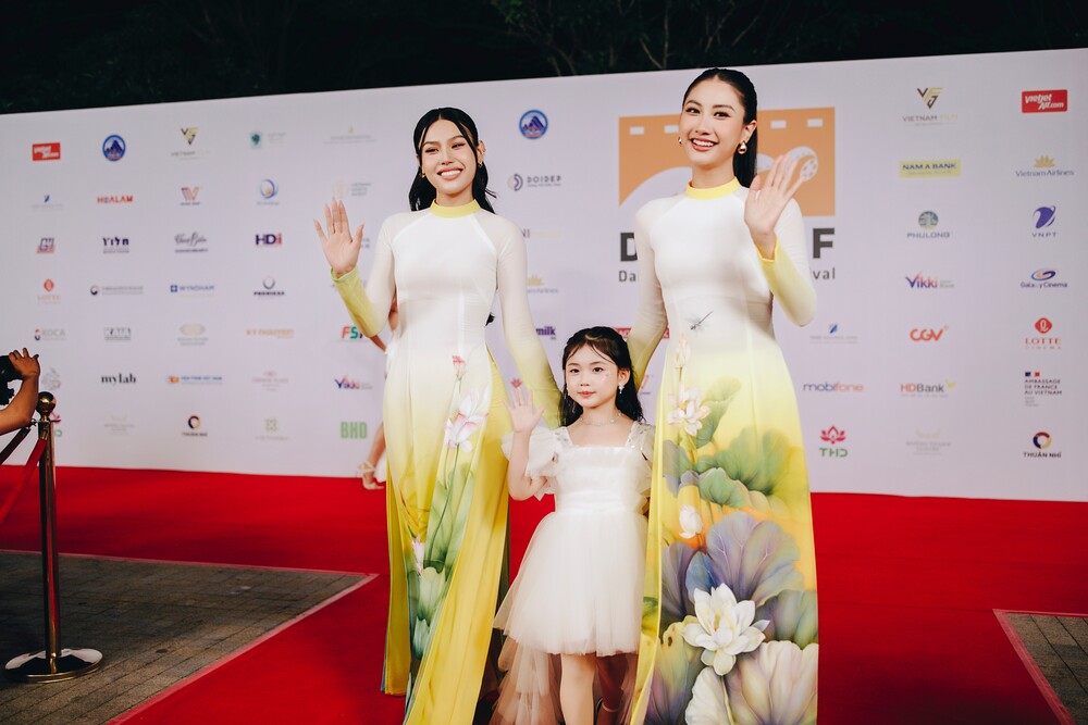 Hoa hậu Phương Linh và Á hậu Cẩm Ly thanh lịch trong tà áo dài, tỏa sáng tại Liên hoan phim châu Á Đà Nẵng 2025 - 3
