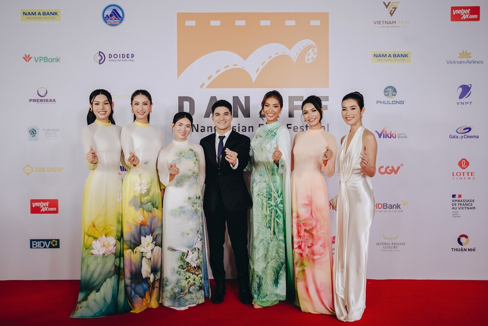 Hoa hậu Phương Linh và Á hậu Cẩm Ly thanh lịch trong tà áo dài, tỏa sáng tại Liên hoan phim châu Á Đà Nẵng 2025 - 1