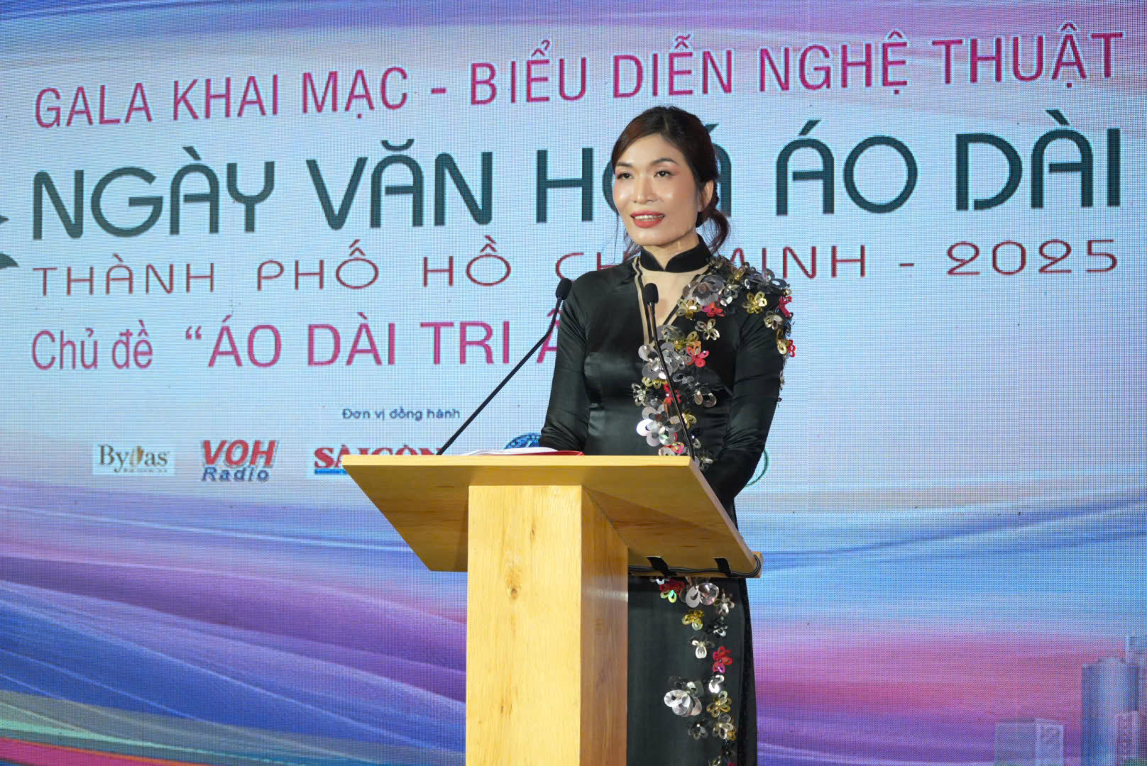 Áo dài: Dấu chỉ của ký ức và hành trình - 2
