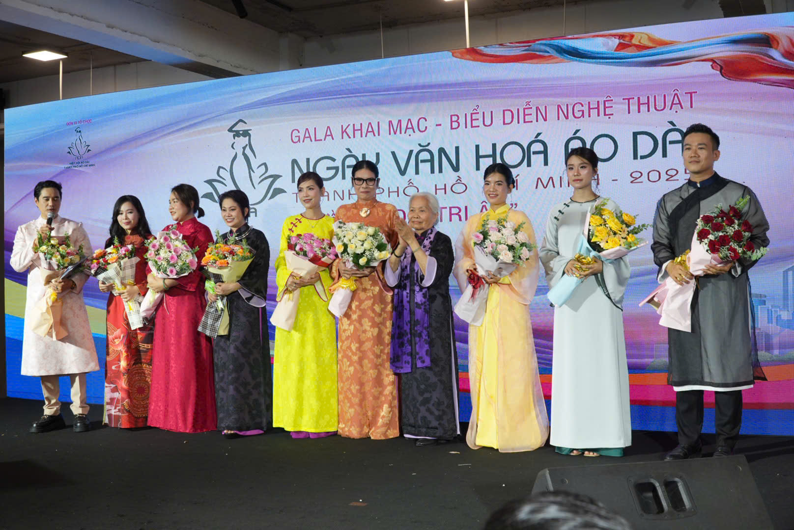 Áo dài: Dấu chỉ của ký ức và hành trình - 7