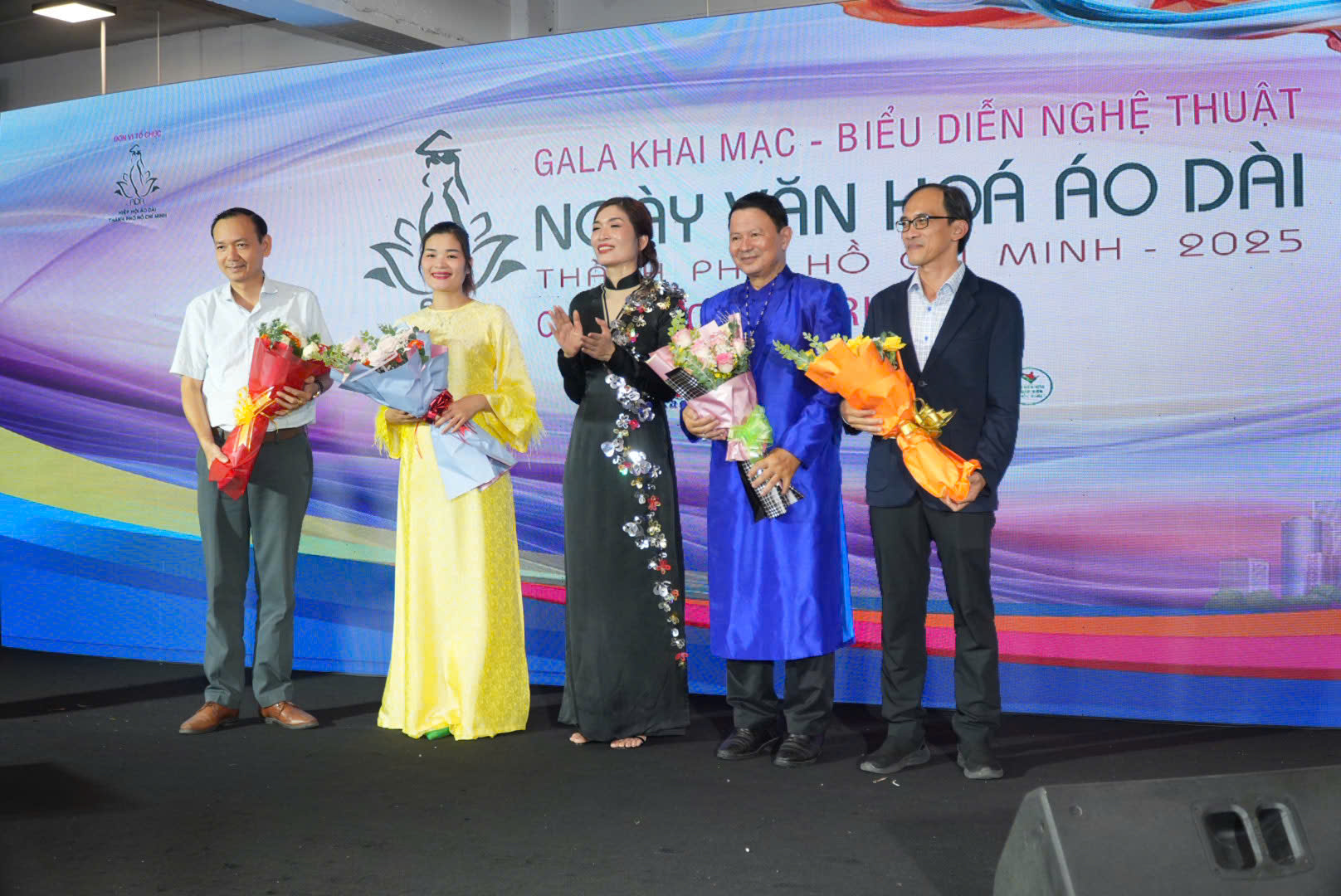 Áo dài: Dấu chỉ của ký ức và hành trình - 8